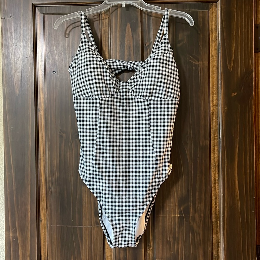 Women’s Time& Tru Black/White swimsuit NWT and Hygiene Liner attached Size L